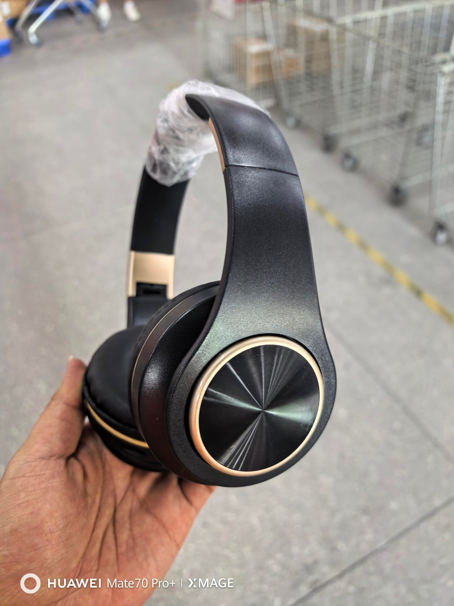 Wireless Bluetooth gaming headset with noise reduction and long battery life