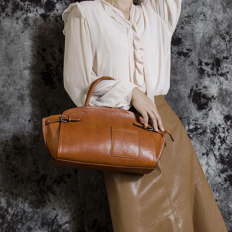 Women’s genuine leather dumpling-style crossbody zip bag.